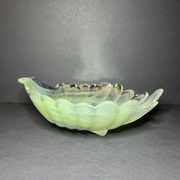 Vintage Green Swirl Opalescent Art Glass Scalloped Edge Clam Shell Shaped Bowl - Picture 6 of 10